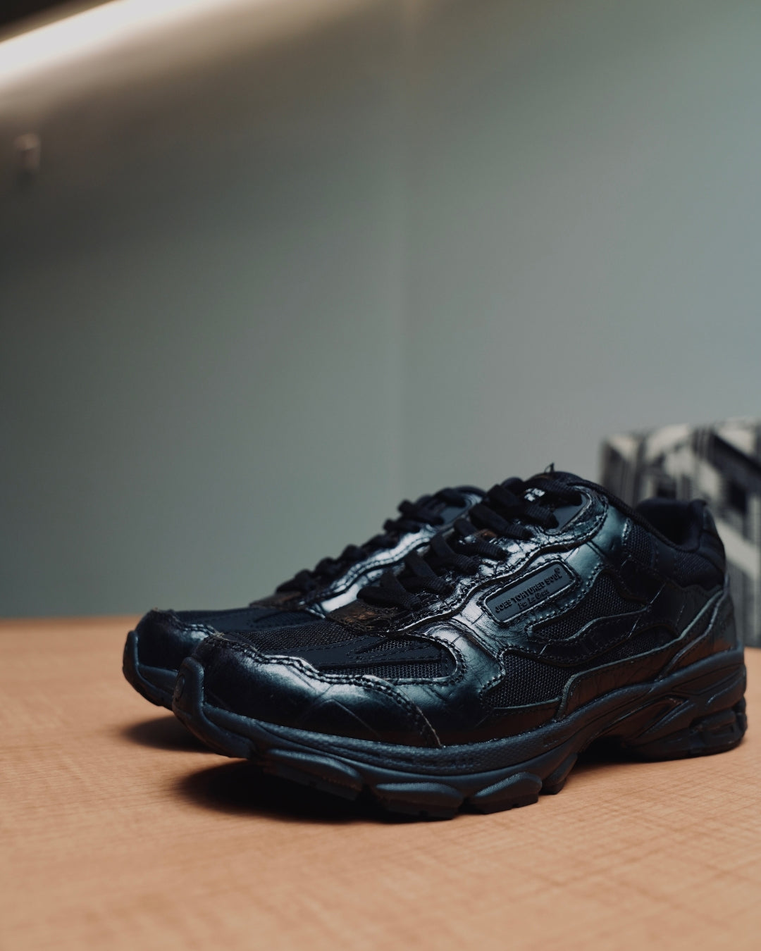 083 TRAINER v2 (BLACK CROCODILE )